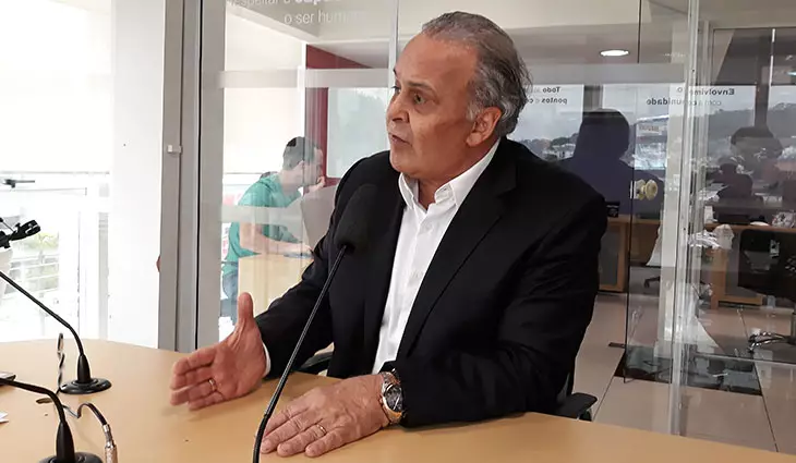 Nutrólogo Lair Ribeiro dando entrevista e explicando sobre prolongar a vida e aumentar a expectativa